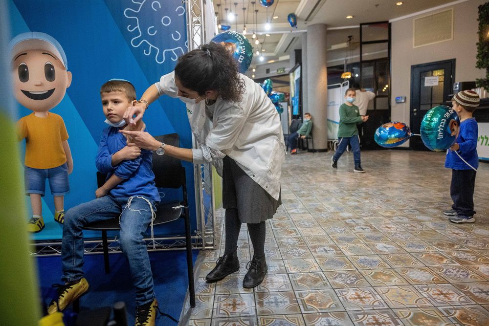 Des enfants âgés de 5 à 11 ans reçoivent leur première dose de vaccin Covid-19, au centre de vaccination de Clallit à Jérusalem le 25 novembre 2021