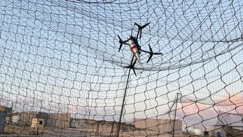 Des filets de protection sont visibles sur une position militaire et un véhicule, afin de contrer les drones FPV du Hezbollah, dans une photo diffusée par Tsahal le 14 mai 2026. 