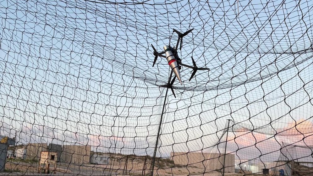 Des filets de protection sont visibles sur une position militaire et un véhicule, afin de contrer les drones FPV du Hezbollah, dans une photo diffusée par Tsahal le 14 mai 2026. 
