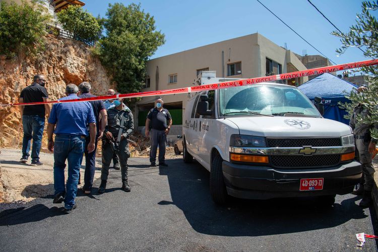 La police sur les lieux où Sahar Ismail, l'assistant du ministre de l'Éducation pour la société arabe, a été retrouvé assassiné à son domicile, dans la ville de Rameh, dans le nord d'Israël. 15 août 2021