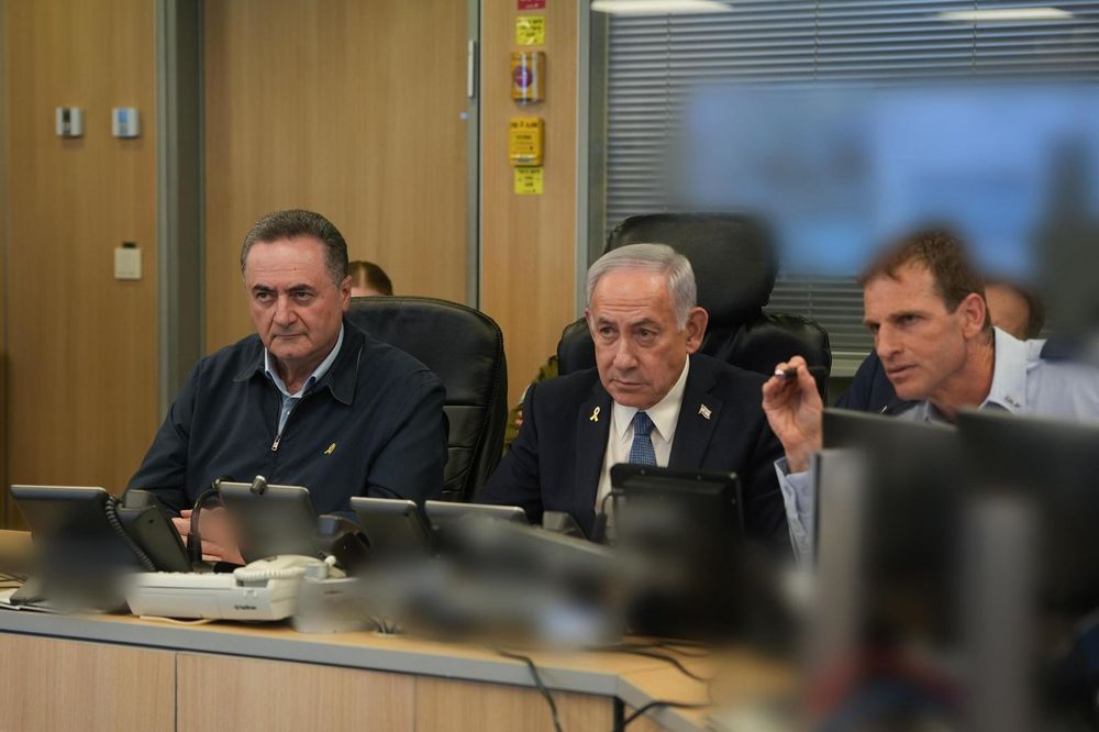 Prime Minister Benjamin Netanyahu (center) and Defense Minister Israel Katz (left)