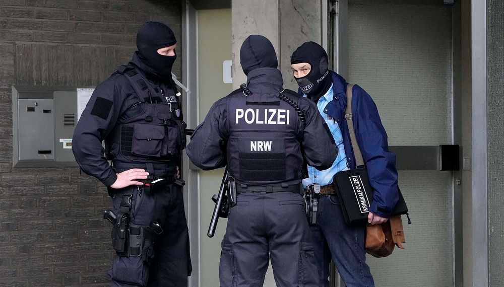 Illustration - La police enquête à Düsseldorf, en Allemagne, dans le cadre de raids dans plusieurs villes allemandes, le 6 octobre 2021