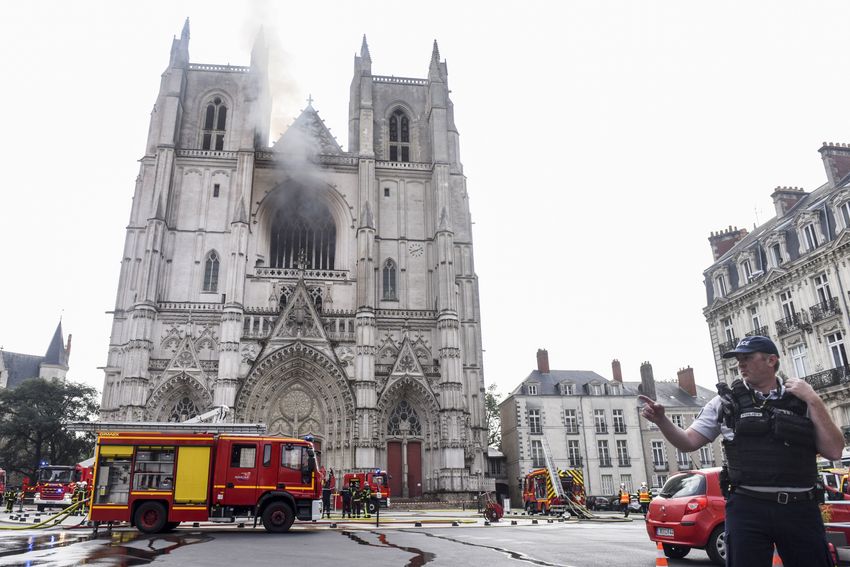 Les pompiers luttent contre un incendie déclaré à la cathédrale Saint-Pierre-et-Saint-Paul de Nantes, dans l'ouest de la France, le 18 juillet 2020