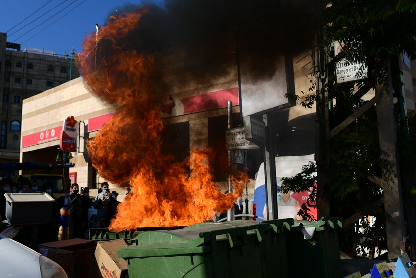 Affrontement entre la police et des orthodoxes lors d'une manifestation contre un ordre de confinement en raison du coronavirus, dans la ville de Bnei Brak, le 24 janvier 2021