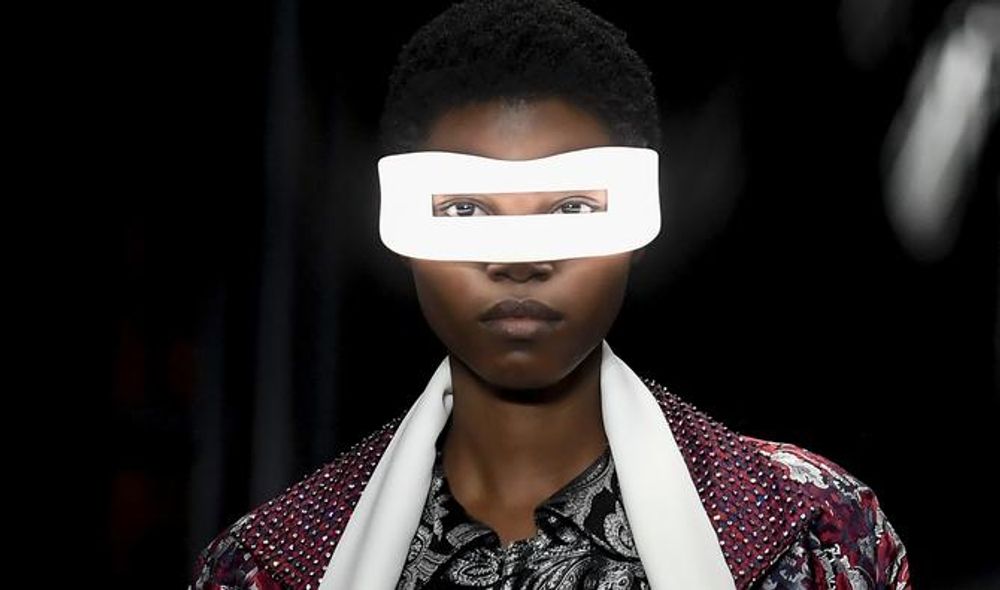 À Paris, la femme Vuitton éblouit avec des lunettes de lumière
