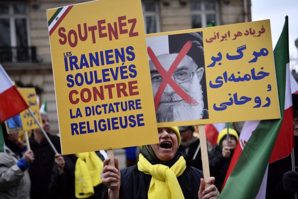 Des Iraniens Interpellent L'Europe Lors D'une Manifestation À Paris - I24NEWS