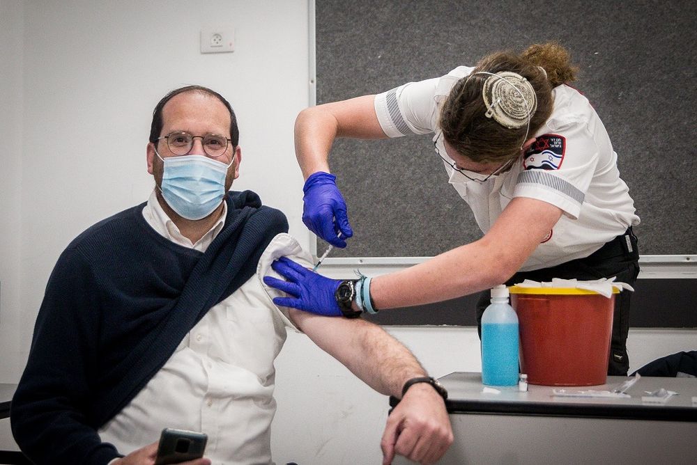 Un homme reçoit une injection de vaccin COVID-19 dans un centre de vaccination contre le coronavirus à Kiryat Ye'arim, Israël, le 25 janvier 2021.
