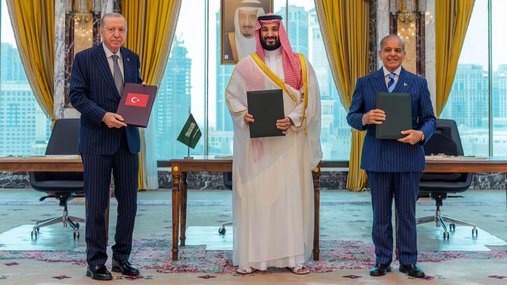 Saudi Press Agency via AP יורש העצר הסעודי מוחמד בן סלמאן, ראש ממשלת פקיסטן שהבז שריף ונשיא טורקיה רג'יפ טאיפ ארדואן לאחר החתימה על ההסכם