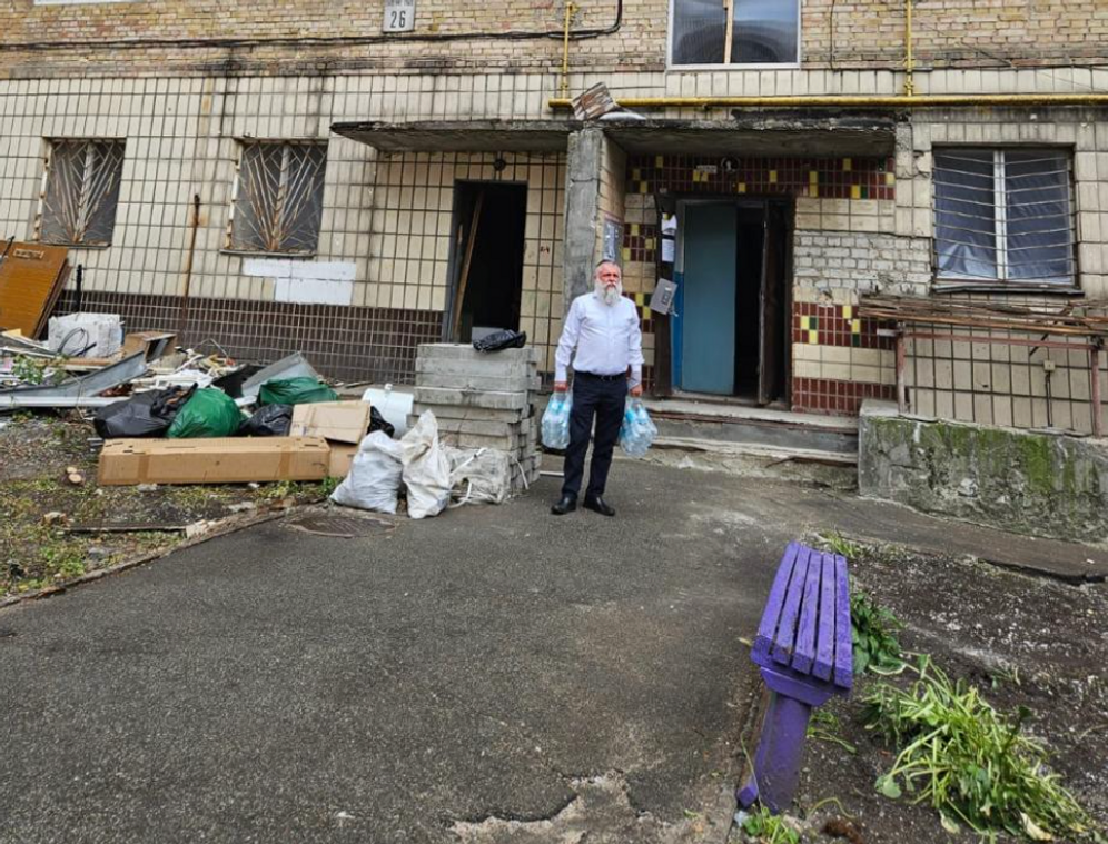 JCC Kiev Des dizaines de bénévoles distribuent nourriture, eau, vêtements, médicaments et produits de première nécessité aux habitants touchés par les frappes, sans distinction de religion.