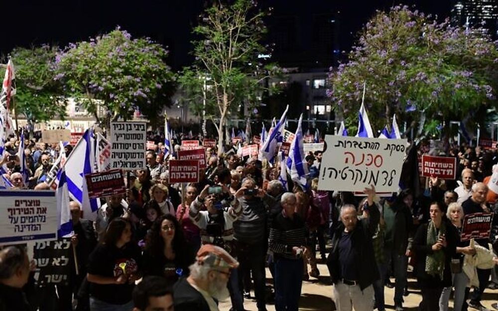 Des Israéliens protestent contre le prochain gouvernement lors d'une manifestation organisée par le Mouvement pour un gouvernement de qualité, à Tel Aviv
