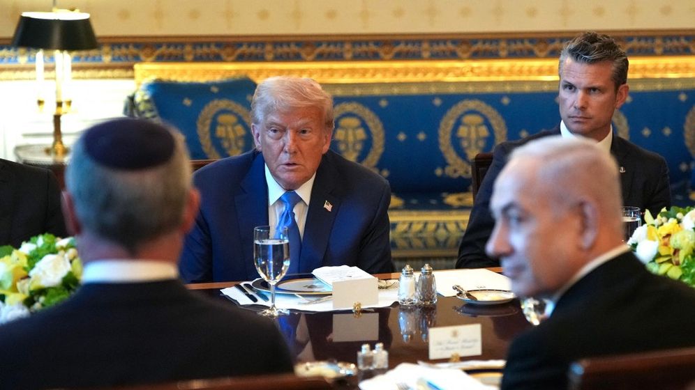 Netanyahou et Trump lors d'une réunion à la Maison Blanche. Également sur la photo - Pete Hegseth