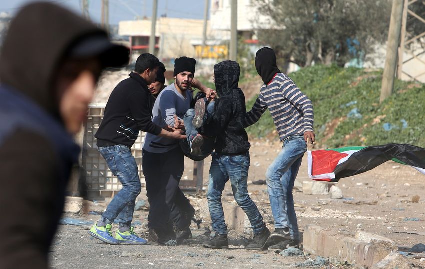Illustration - Des manifestants palestiniens transportent un blessé lors d'affrontements dans la ville palestinienne de Qabatiya, près de Jénine, au nord de la Cisjordanie, le 5 février 2016