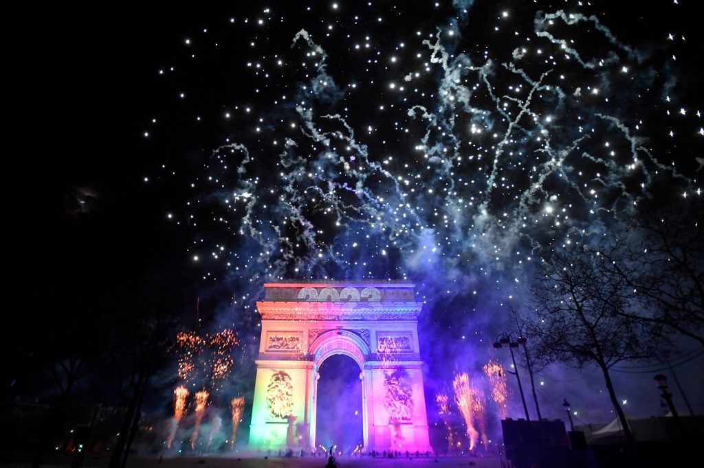 Nouvel An À Paris : L'avenue Des Champs-Elysées Renoue Avec La Foule Et Les  Feux D'artifice - I24NEWS