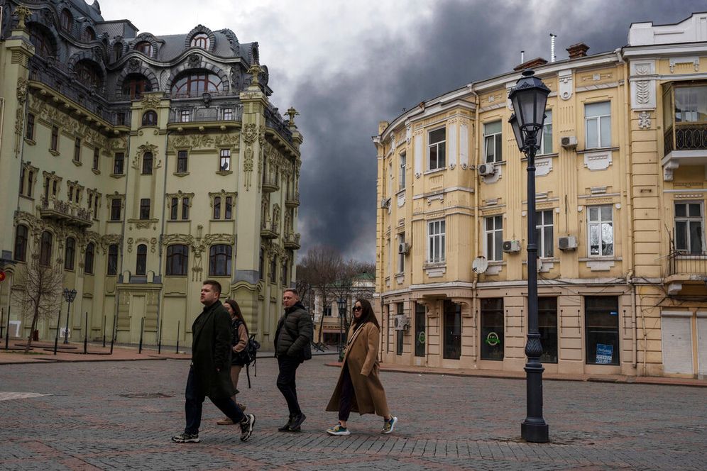 Illustration - De la fumée s'élève après un bombardement à Odessa, en Ukraine