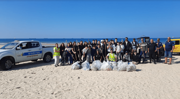 De nombreux volontaires ont afflué vers les plages d'Ashkelon ces derniers jours suite à plusieurs conteneurs tombés en mer et dont la marchandise (jouets pour enfants, vaisselle en plastique, appareils électriques…) s'est répandue à travers les plages sud de la ville pour aider à nettoyer les plages
