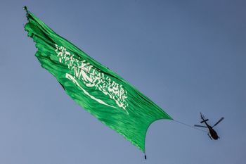 طائرة هليكوبتر تحلق فوق العلم السعودي العملاق خلال عرض جوي بمناسبة احتفالات اليوم الوطني الـ 93 للمملكة العربية السعودية في الرياض في 23 سبتمبر 2023.