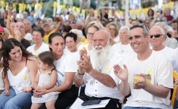 Omri Miran, otage libéré (à l'extrême droite), son père Dani Miran (au centre) et Lishay Miran-Lavi, sur la place des otages de Tel Aviv le 31 octobre 2025 
