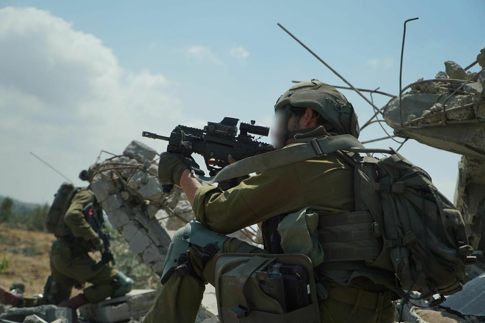 The IDF operates simultaneously in the north, center and south of the Gaza Strip  Live