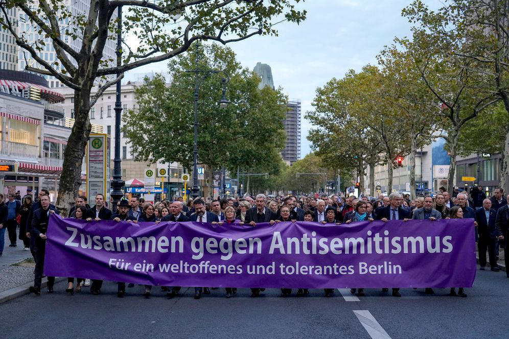 رفع الناس والسياسيون لافتة كُتب عليها "معًا ضد معاداة السامية، من أجل برلين منفتحة ومتسامحة" خارج كنيسة القيصر فيلهلم التذكارية في برلين، ألمانيا، يوم الاثنين 7 أكتوبر 2024، بعد فعالية إحياء الذكرى السنوية الأولى لهجمات 7 أكتوبر 2023 .