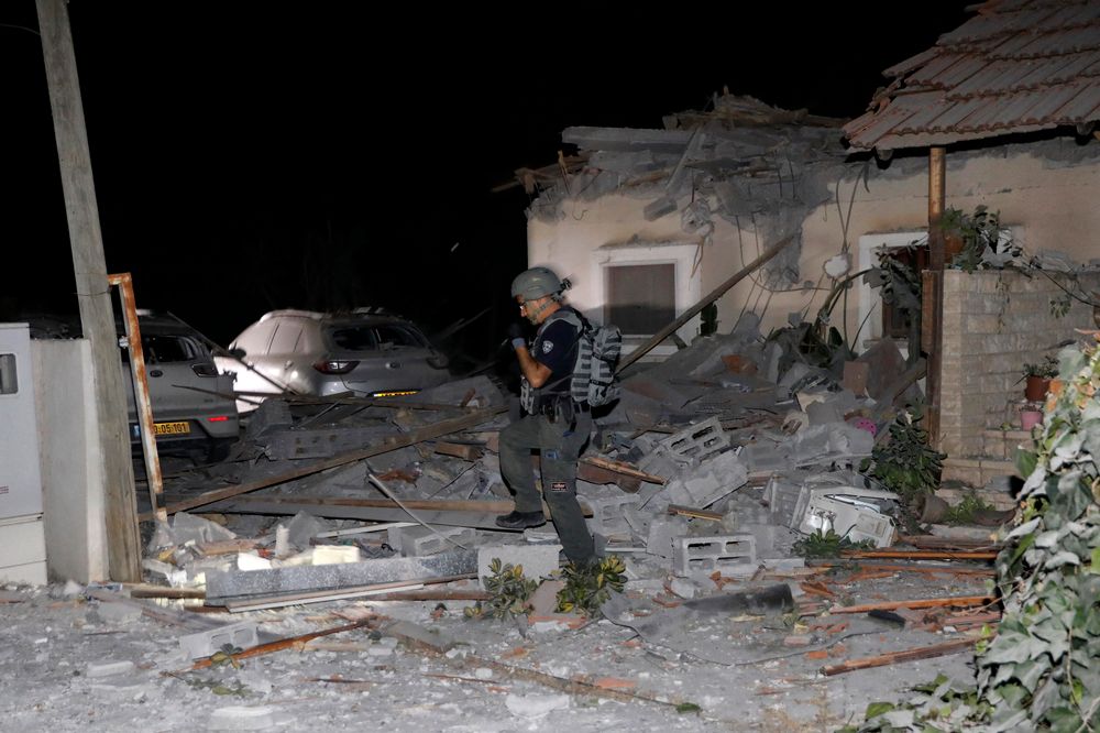 Dégâts dans une maison à Yehud, près de Tel Aviv, le 12 mai 2021, après des salves de roquettes sur Israël depuis Gaza