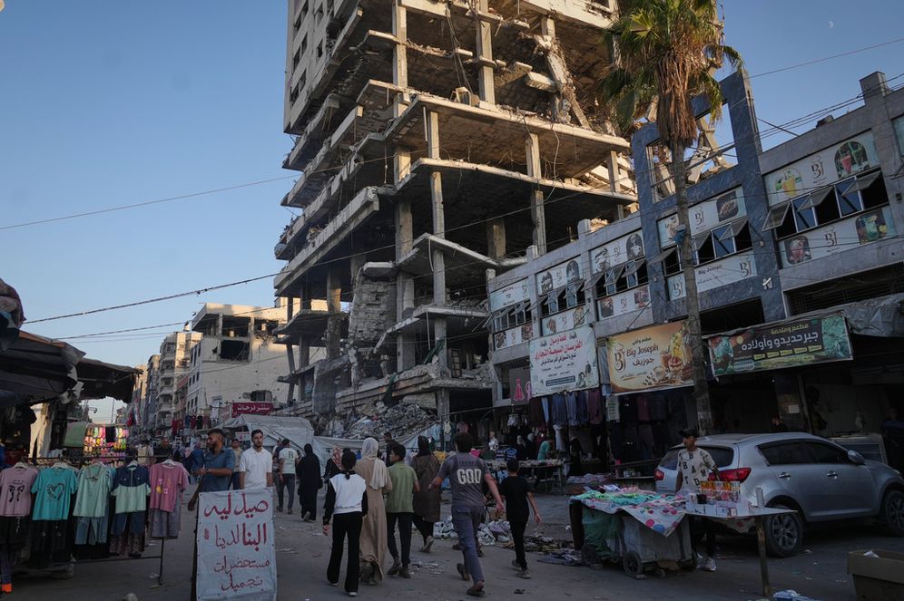 خيام تؤوي فلسطينيين نازحين وكشك سوق بجوار مبنى تعرض لأضرار جسيمة خلال الحرب بين إسرائيل وحركة حماس في مدينة غزة، الخميس، 17 سبتمبر 2026.
