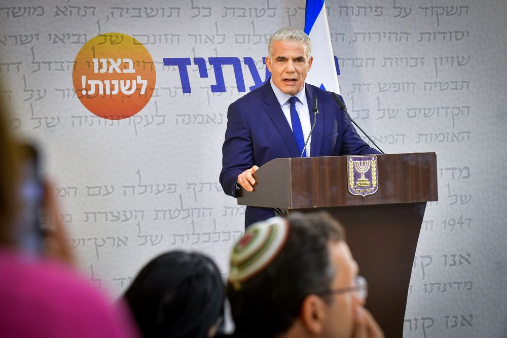 O primeiro-ministro de Israel, Yair Lapid, em uma reunião de facções em Tel Aviv, Israel, em 25 de agosto de 2022.