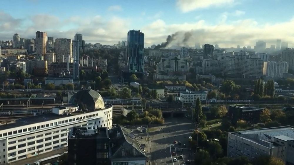 Cette capture vidéo publiée le 10 octobre 2022 montre la fumée s'élevant de l'horizon de Kiev après que plusieurs frappes russes ont touché la capitale ukrainienne