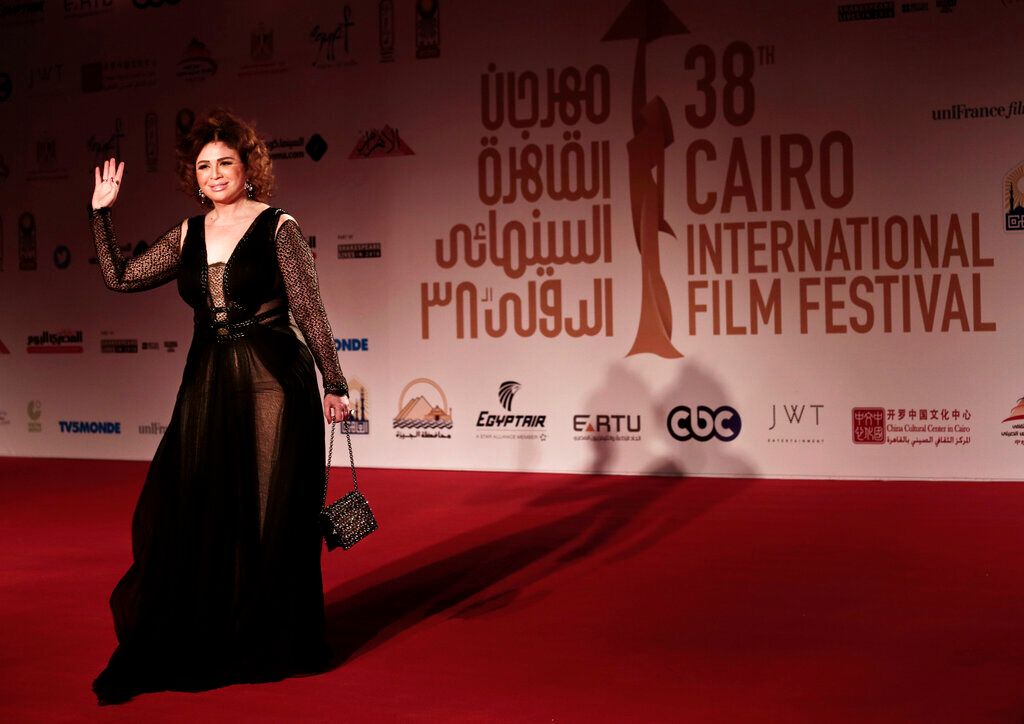 الفنانة إلهام شاهين تفاجئ جمهورها وترد على شائعات وفاتها