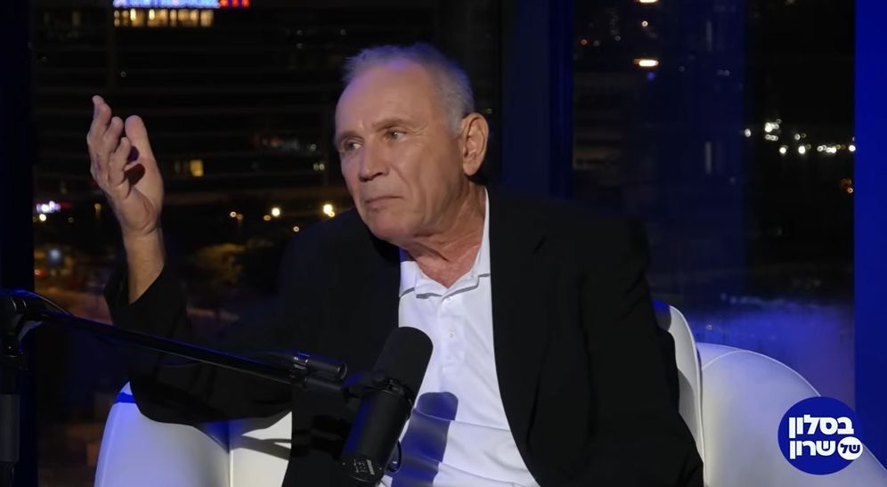 צילום מסך "ביביסט", אלי גולדשמידט בסלון של שרון