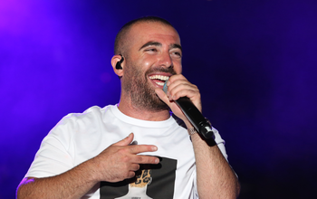 Le chanteur israélien Omer Adam au festival annuel de Kleizmer dans la ville de Tzfat, dans le nord d'Israël, le 14 août 2019.
