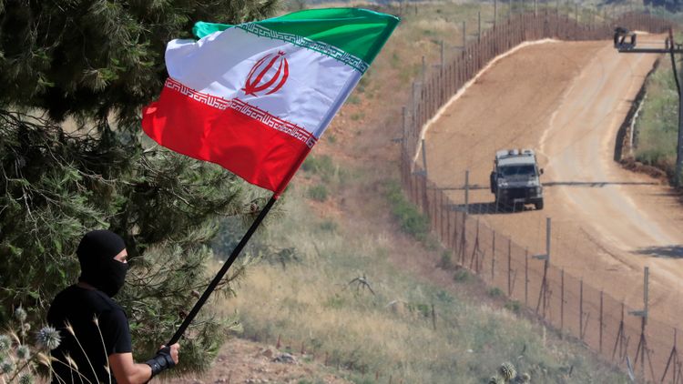 رفع العلم الإيراني أمام قوات الجيش الإسرائيلي على الحدود اللبنانية، مايو 2023