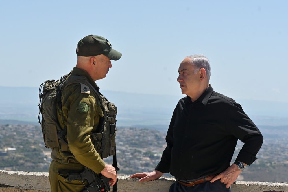 Le Premier ministre Benjamin Netanyahou, à droite, et le chef du commandement nord de l'armée israélienne, le général Ori Gordin, visitent la frontière nord avec le Liban, le 25 juin 2024.