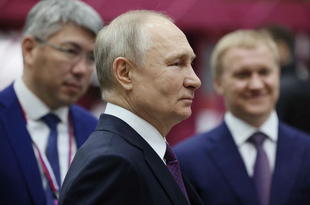 Le président russe Vladimir Poutine visite une usine d'aviation dans la ville d'Oulan-Oude, en Sibérie orientale.