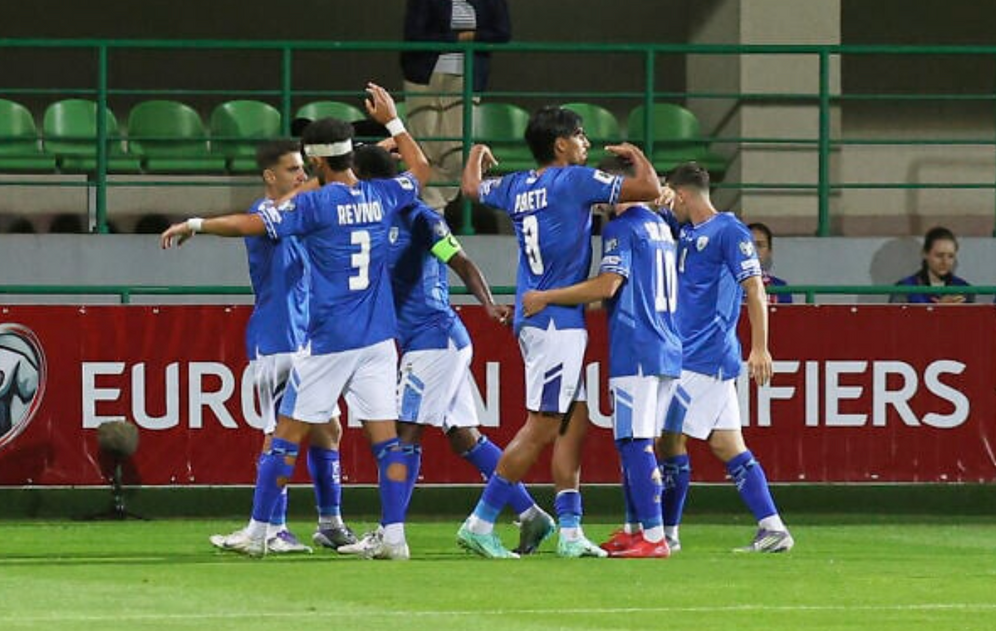 Les joueurs israéliens célèbrent le troisième but de leur équipe, marqué par Tai Baribo, lors d'un match de qualification pour la Coupe du monde de football entre la Moldavie et Israël au stade ZImbru de Chisinau, en Moldavie, le 5 septembre 2025.