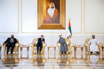 الرئيس المصري عبد الفتاح السيسي، يسار الوسط، وهو يتحدث مع الشيخ محمد بن زايد آل نهيان، رئيس دولة الإمارات العربية المتحدة