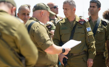 Le chef militaire Aviv Kohavi est vu sur le site d'un accident fatal de tir ami, près de la ville de Tulkarem en Cisjordanie, le 16 août 2022.