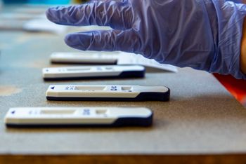 Des tests antigéniques dans un centre de dépistage à l'extérieur du Musée des sciences de Jérusalem, le 19 août 2021