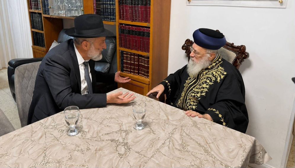 לפי סעיף 27א' יו"ר ש"ס אריה דרעי הגיע לביתו של הרב יצחק יוסף