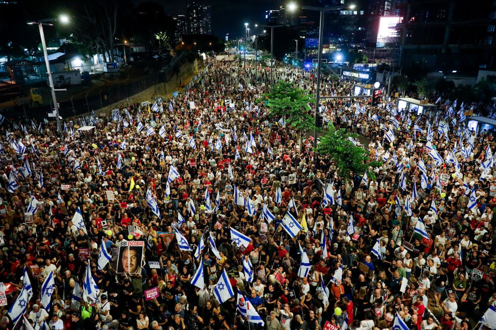 מפגינים מוחים נגד הממשלה, ולמען שחרור החטופים, תל אביב, הערב