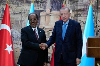 الرئيس الصومالي حسن شيخ محمود (يسار) يصافح الرئيس التركي رجب طيب أردوغان عقب مؤتمر صحفي في إسطنبول، تركيا، الثلاثاء 30 ديسمبر 2025.