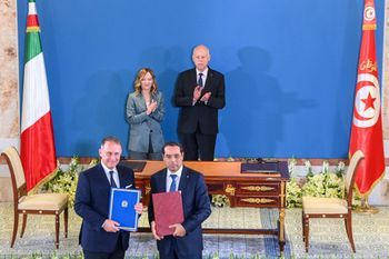 في هذه الصورة التي قدمتها الرئاسة التونسية، الرئيس التونسي قيس سعيد، خلف اليمين، ورئيسة الوزراء الإيطالية جيورجيا ميلوني، يصفقان بعد توقيع اتفاق من قبل نائب وزير الخارجية الإيطالي إدموندو سيريلي، يسار، في تونس، الأربعاء 17 أبريل 2024.