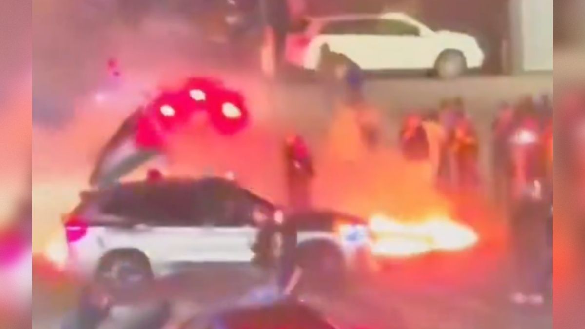 Chaos à New York : des manifestants pro-palestiniens incendient la chaussée et vandalisent une voiture de police