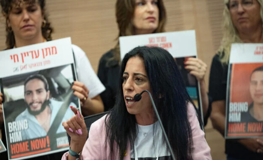 Einav Zangauker, dont le fils Matan est retenu en otage à Gaza, assiste à une réunion de commission à la Knesset le 5 mai 2025