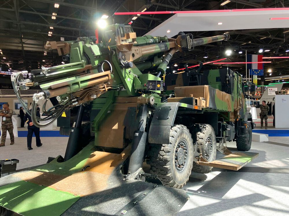 قطعة مدفعية فرنسية من نوع قيصر معروضة في معرض Eurosatory التجاري للدفاع والأمن البري والجوي في فيلبينت، شمال باريس، الاثنين 13 يونيو 2022.
