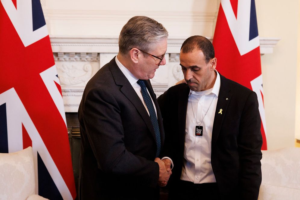 Released Israeli hostage Eli Sharabi with UK PM Keir Starmer 
