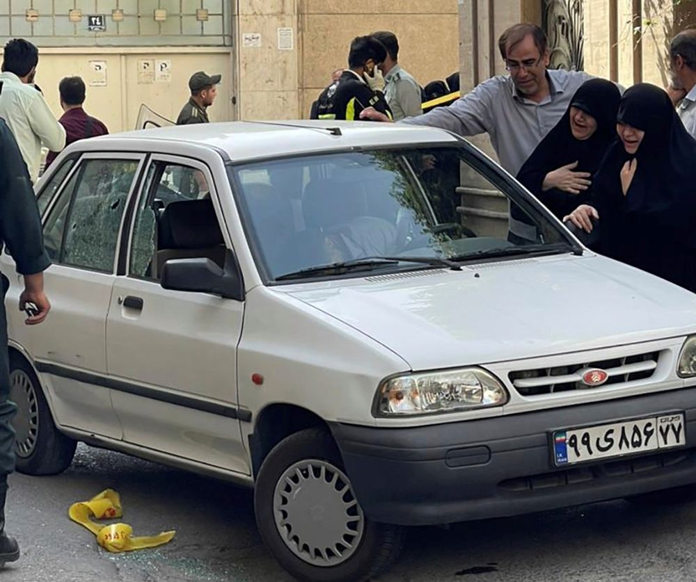Archive - Les membres de la famille du colonel Sayyad Khodaï assasiné dans sa voiture à Téhéran, Iran, le 22 mai 2022