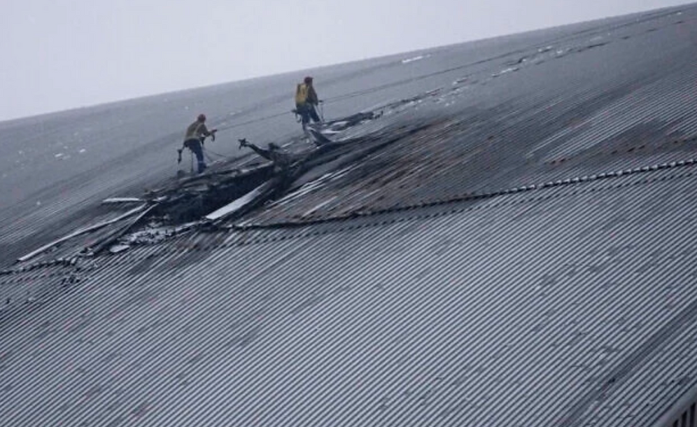 Vue de l'enceinte de confinement qui protège les vestiges du réacteur numéro quatre de l'ancienne centrale nucléaire de Tchernobyl et qui a été construite pour contenir les radiations, après une attaque de drone, Ukraine, 14 février 2025.