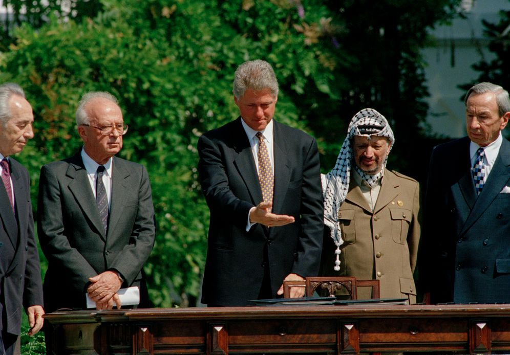 AP Photo/Dennis Cook توقيع اتفاقية اوسلو