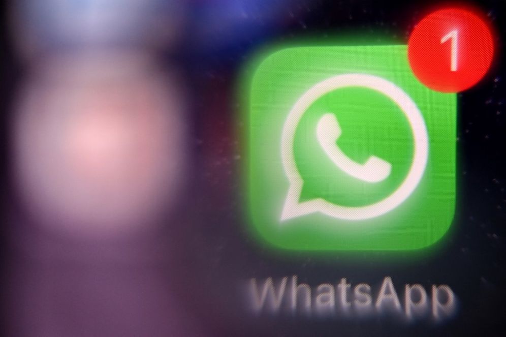 Le logo du logiciel de messagerie instantanée américain Whatsapp sur l'écran d'un smartphone.