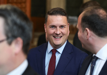 Le ministre britannique de la Santé, Wes Streeting, traverse la Chambre des communes pour assister à la cérémonie d’ouverture du Parlement au palais de Westminster, à Londres, mercredi 13 mai 2026.